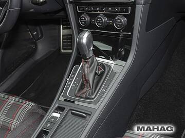 VW Golf GTI Performance 2.0 TSI Sportsitze Multifunktionslenkrad Lichtpaket Einparkhilfe 7 Gang DSG